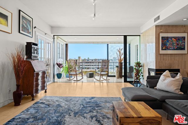 6220 Pacific Avenue, Playa del Rey CA: https://media.crmls.org/mediaz/58b75a23-d472-4caf-824c-34761b9da4b7.jpg
