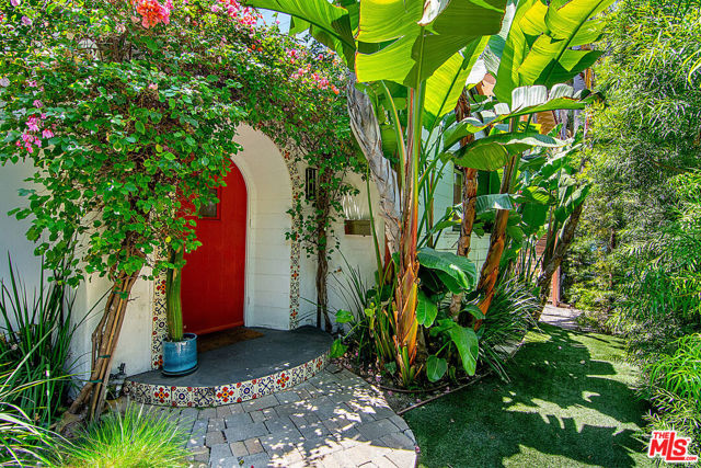 8260 Oakwood Avenue, Los Angeles CA: https://media.crmls.org/mediaz/58b90680-2d05-4733-a9b2-353d73962ebe.jpg