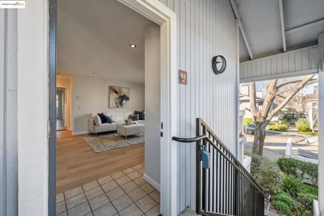 92 Schooner Ct, Richmond CA: https://media.crmls.org/mediaz/58b985c9-8a77-4bd1-91d2-b5733b7d19ce.jpg