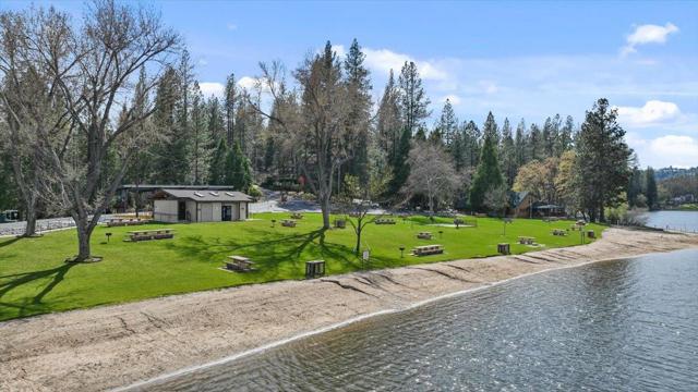 20944 Woodside Way, Groveland CA: https://media.crmls.org/mediaz/58b9891d-7ad0-4841-bc87-3e9bdaa10d62.jpg