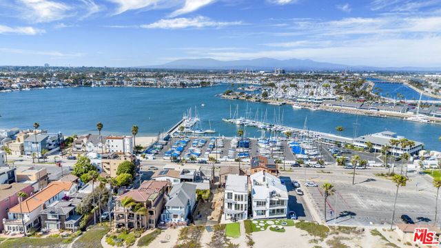 7019 E Seaside Walk, Long Beach CA: https://media.crmls.org/mediaz/58b9f151-93b1-427b-8b77-f57fb1b637ce.jpg