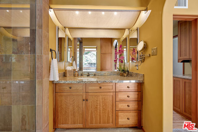 15511 Woodcrest Drive, Sherman Oaks CA: https://media.crmls.org/mediaz/58ba64af-4c8f-4eea-b111-d1d122672887.jpg