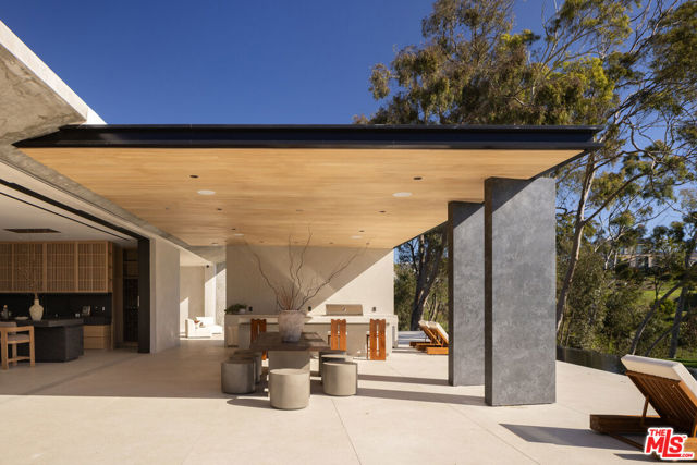 29200 Larkspur Lane, Malibu CA: https://media.crmls.org/mediaz/58ba8aab-c7e5-4c63-ba80-eb18d88d05dc.jpg