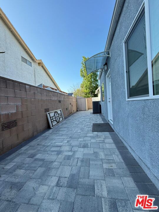 15916 Bahama Street, North Hills CA: https://media.crmls.org/mediaz/58bb4e78-df07-455f-a0f6-6e319277cf3b.jpg