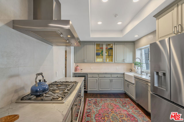 640 N Sweetzer Avenue, Los Angeles CA: https://media.crmls.org/mediaz/58bb6287-f795-4de3-813e-650066b8cdcf.jpg