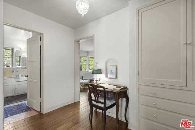 10941 Peach Grove Street, Toluca Lake CA: https://media.crmls.org/mediaz/58bbaa57-972f-4af5-b969-fb4f43635ee9.jpg