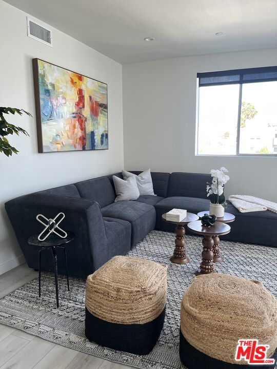 124 S Croft Avenue, Los Angeles CA: https://media.crmls.org/mediaz/58bd4dcf-edc6-41aa-b112-3c25a4d47061.jpg