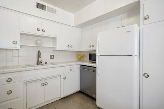 1943 E Tachevah Drive, Palm Springs CA: https://media.crmls.org/mediaz/58bd5652-fc1d-4694-984a-b894e760dde4.jpg
