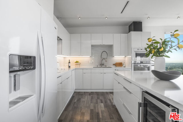 8506 Magnolia Drive, Los Angeles CA: https://media.crmls.org/mediaz/58bdb688-119e-4f8f-81f8-0a58ab34dd04.jpg