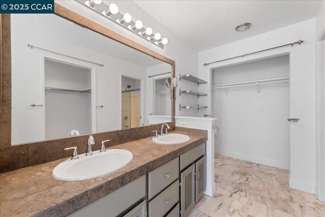 219 Sea Crest Cir, Vallejo CA: https://media.crmls.org/mediaz/58be4adf-bfad-4b76-811b-fe0e2cb55b69.jpg