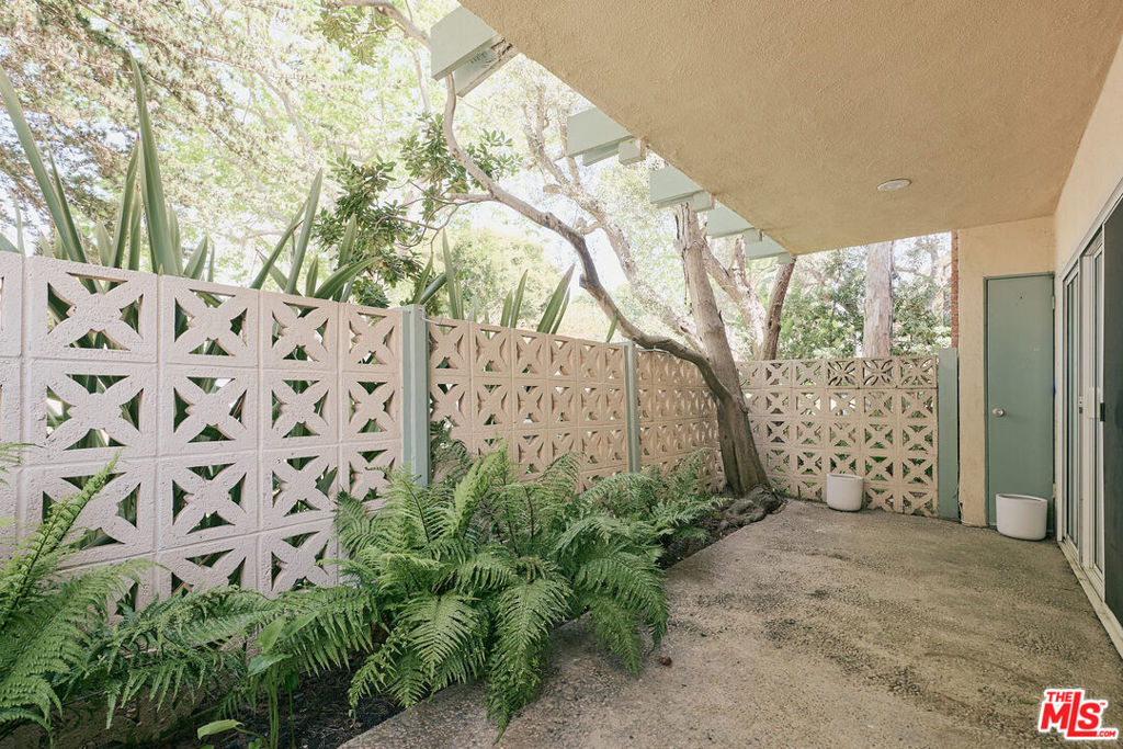 https://media.crmls.org/mediaz/58be8193-0ca6-44be-a2df-53be7f863b32.jpg?preset=X-Large