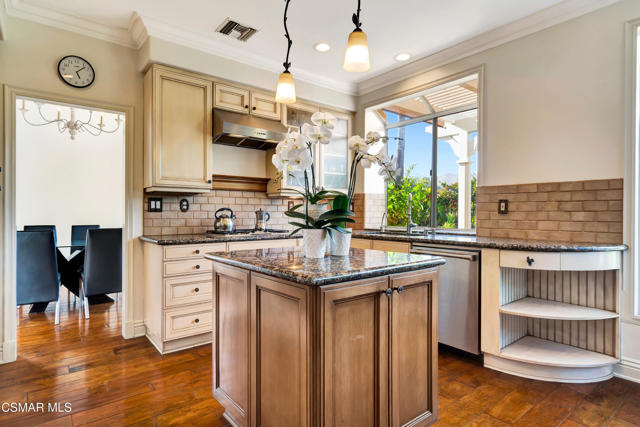 5177 Pesto Way, Oak Park CA: https://media.crmls.org/mediaz/58bf018f-95d5-4c82-b918-92e2f5ef354c.jpg