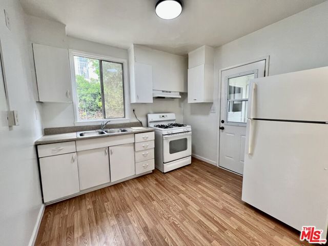 2209 S Ridgeley Drive, Los Angeles CA: https://media.crmls.org/mediaz/58c0c32e-61cc-4efc-ae1a-2eea25e54bbe.jpg