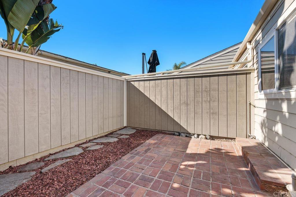 https://media.crmls.org/mediaz/58c132c8-b811-4dc3-8702-7cfd15cddf5f.jpg?preset=X-Large