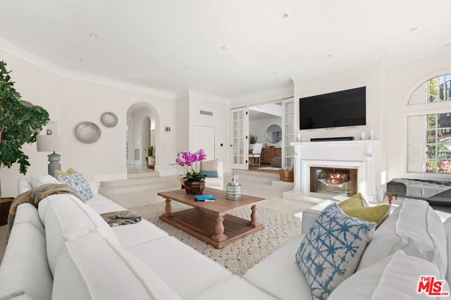 12320 Ridge Circle, Los Angeles CA: https://media.crmls.org/mediaz/58c23d60-9d34-46dd-b29a-0d42dec073d2.jpg