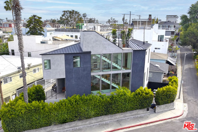126 Thornton Place, Venice CA: https://media.crmls.org/mediaz/58c32086-7279-4a75-b6a5-3012e366effd.jpg