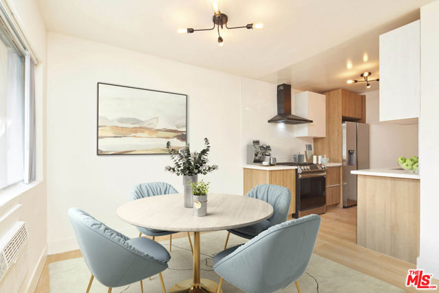 204 N Manhattan Place, Los Angeles CA: https://media.crmls.org/mediaz/58c3ca1d-96bc-4c55-bba0-7ecea169a9eb.jpg