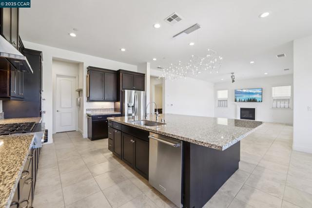2909 Tulare Hills Dr, Dublin CA: https://media.crmls.org/mediaz/58c3eadf-1f62-4b38-ab29-14b676de9c8d.jpg