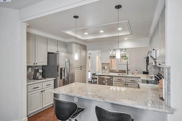 6192 Lakeview Cir, San Ramon CA: https://media.crmls.org/mediaz/58c413ba-d846-4380-888f-e0aa2caf299f.jpg