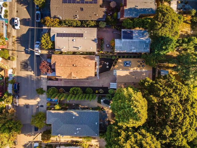5731 Hermann St, Oakland CA: https://media.crmls.org/mediaz/58c5fc84-4748-4687-82b8-2612c49735e5.jpg