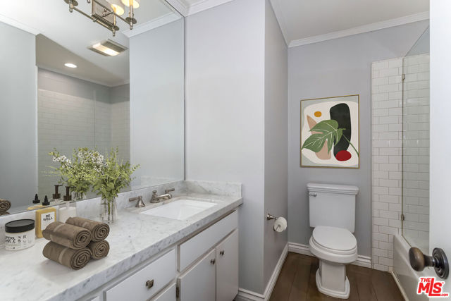 906 N Doheny Drive, West Hollywood CA: https://media.crmls.org/mediaz/58c62dfc-65eb-4191-ae34-757595c98c73.jpg