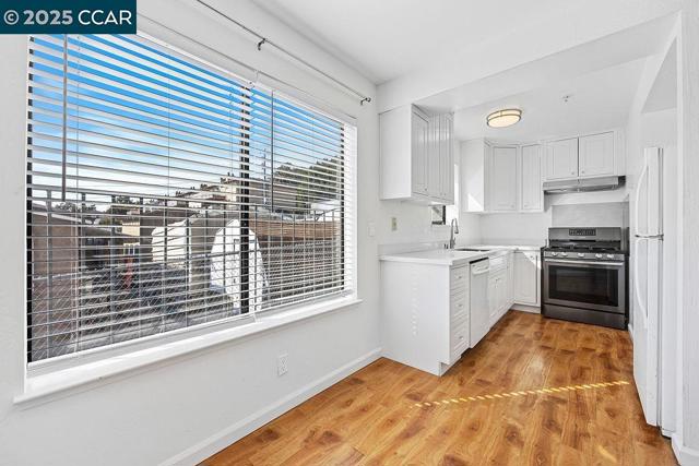 16472 Foothill Blvd, San Leandro CA: https://media.crmls.org/mediaz/58c68b1c-60a2-4aeb-b7f2-79f5f5ed9f13.jpg