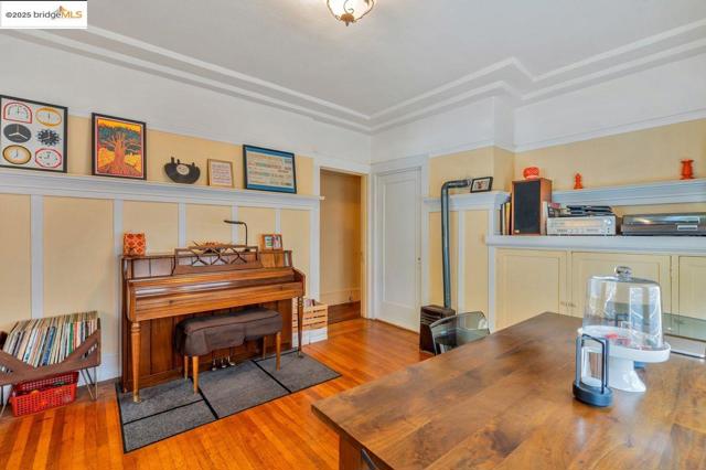 5537 Claremont Ave, Oakland CA: https://media.crmls.org/mediaz/58c7c35e-d35b-4cd0-ad13-da87bfcd9f5f.jpg