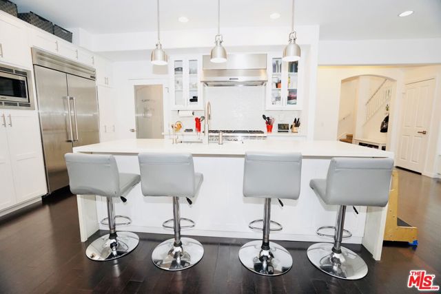9009 S Calvin Way, Inglewood CA: https://media.crmls.org/mediaz/58c8239e-44b6-48ac-921b-a64d03a4ff91.jpg