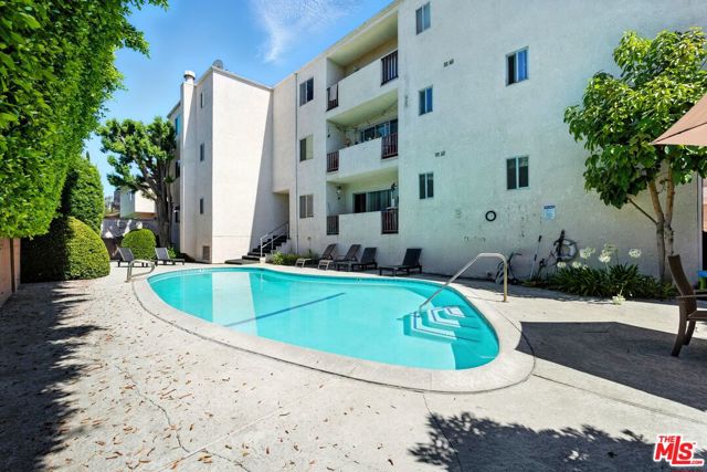 12955 Riverside Drive, Sherman Oaks CA: https://media.crmls.org/mediaz/58c83f57-bf1a-4787-88c1-2c7373ec6925.jpg