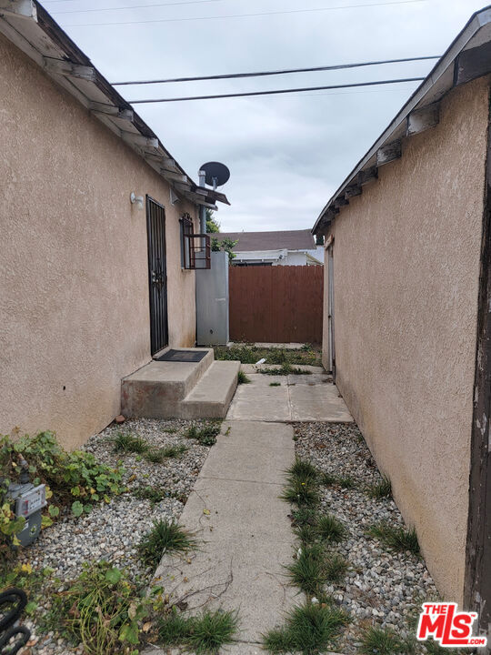 1526 W 83rd Street, Los Angeles CA: https://media.crmls.org/mediaz/58c8b8d9-4033-4217-be1a-d5ecee845e83.jpg