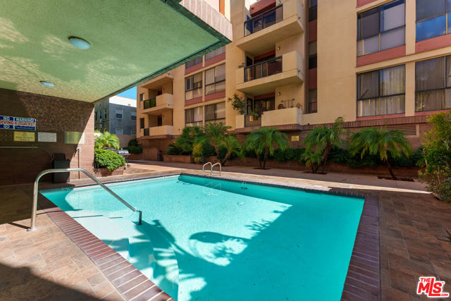 235 S Tower Drive, Beverly Hills CA: https://media.crmls.org/mediaz/58c9d75a-4c98-4ffb-a589-fc33e4e0d56f.jpg