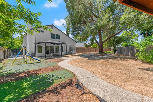 6431 Canyon Creek Way, Elk Grove CA: https://media.crmls.org/mediaz/58c9d7c7-2fa1-46e7-9cd2-af7b0137c426.jpg