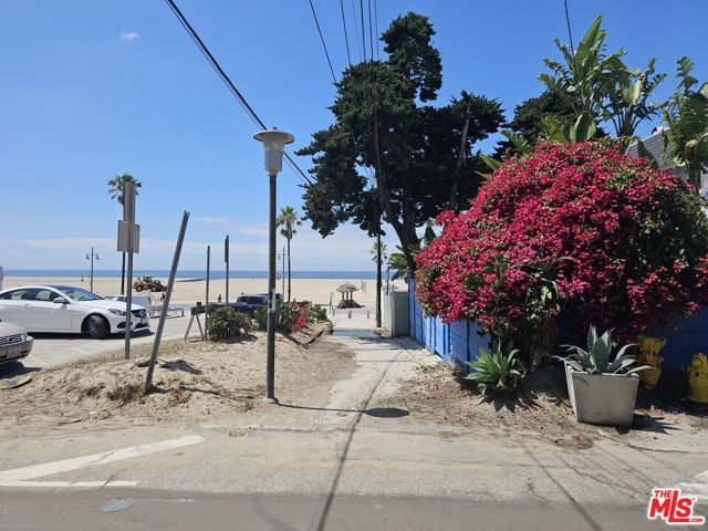 17 Sunset Avenue, Venice CA: https://media.crmls.org/mediaz/58cb4c05-f6ac-42f7-bdd5-5835d7dbfc2f.jpg