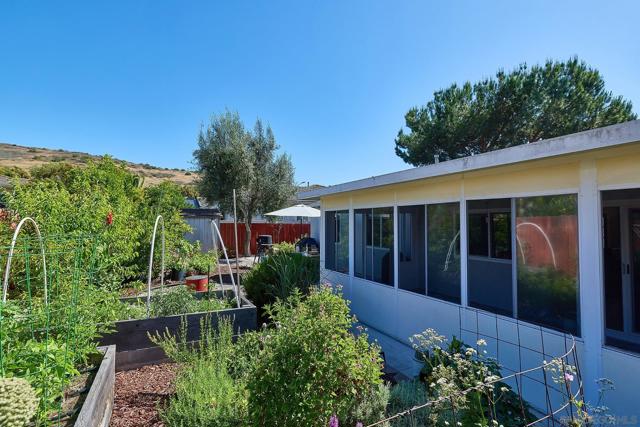 12835 Reo Real Dr, Poway CA: https://media.crmls.org/mediaz/58cb7d23-45d8-4754-a3a3-b675a132b601.jpg