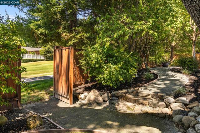 9 Saint Andrews Pl, Alamo CA: https://media.crmls.org/mediaz/58cbffa2-7721-4aeb-8e10-a8d20dba6b62.jpg