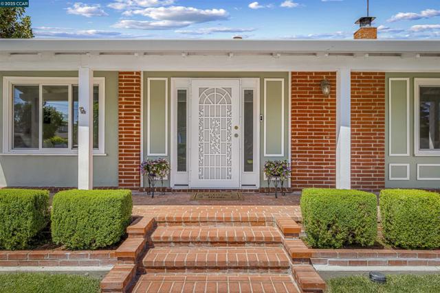 30450 Oakmont Way, Hayward CA: https://media.crmls.org/mediaz/58ccfbf5-9a5e-41e6-a23c-aacc41f2c421.jpg