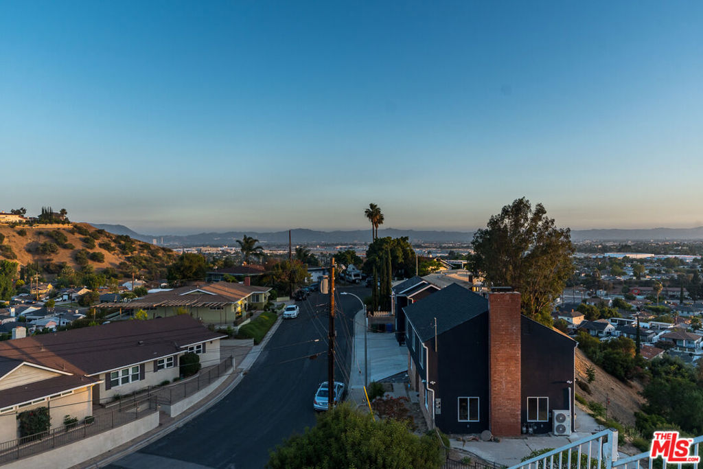 https://media.crmls.org/mediaz/58cd6d04-6561-4459-a39a-2e1b195e76cc.jpg?preset=X-Large