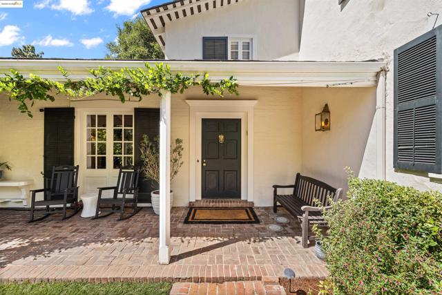 5701 La Salle Ave, Oakland CA: https://media.crmls.org/mediaz/58cd9824-174f-4313-8110-a05dfe12401f.jpg