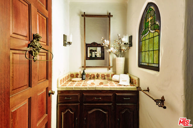 2942 Passmore Drive, Los Angeles CA: https://media.crmls.org/mediaz/58ce132d-d009-4621-b749-8375dd6bb8eb.jpg