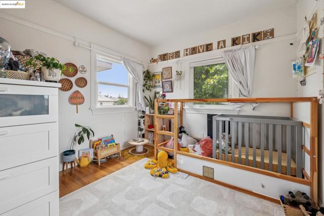 747 St, Oakland CA: https://media.crmls.org/mediaz/58ce1a3b-0938-4701-82b7-bd4e8e9d0a31.jpg