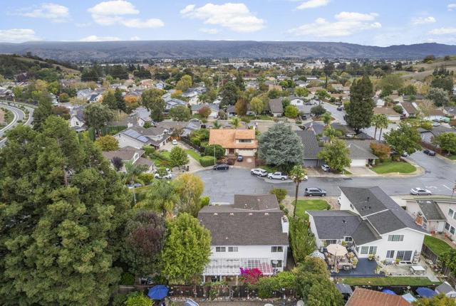 16761 Dry Creek Court, Morgan Hill CA: https://media.crmls.org/mediaz/58ce3713-6407-41b6-b70e-875181394498.jpg