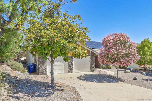 15549 Vista Vicente Dr, Ramona CA: https://media.crmls.org/mediaz/58ce6736-afb7-4e6f-bf29-7883ce5ba952.jpg
