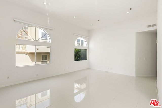 840 N Croft Avenue, Los Angeles CA: https://media.crmls.org/mediaz/58ce86e3-3085-4308-bee9-81de6d63a4cf.jpg