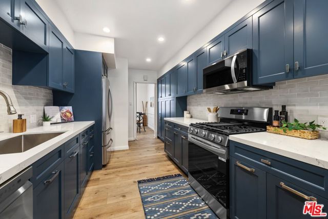 817 6th Street, Santa Monica CA: https://media.crmls.org/mediaz/58d05ced-d86d-4a22-a640-063e90b43b58.jpg