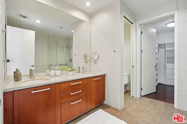 801 S Grand Avenue, Los Angeles CA: https://media.crmls.org/mediaz/58d102a4-8ee4-4080-b834-15600e6e83d0.jpg
