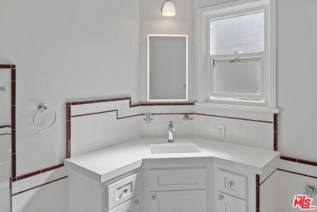 2383 Panorama Terrace, Los Angeles CA: https://media.crmls.org/mediaz/58d10e6d-415f-44e6-8c78-6d7df19302ab.jpg