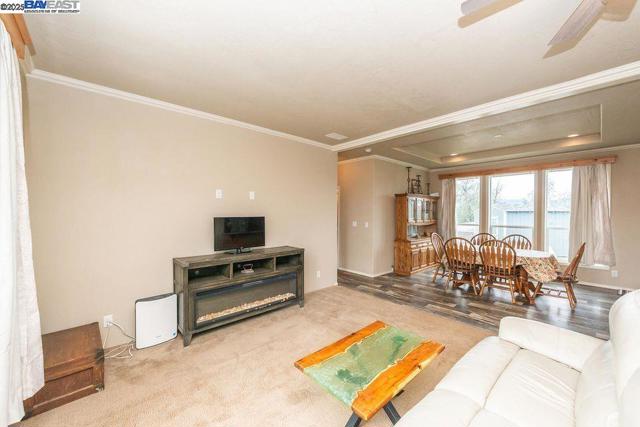 21679 Squaw Grass Trail, Redding CA: https://media.crmls.org/mediaz/58d12046-3a08-4d03-8bb8-9b9747185d84.jpg