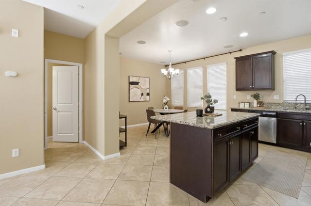 Detail Gallery Image 6 of 21 For 1874 Violet Ct #5,  Chula Vista,  CA 91913 - 3 Beds | 3/1 Baths