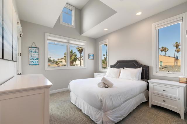 839 Reed Avenue, Pacific Beach (San Diego) CA: https://media.crmls.org/mediaz/58d18a36-f111-47bf-ba1d-c3c364414fef.jpg