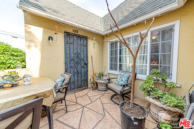 1618 S Burnside Avenue, Los Angeles CA: https://media.crmls.org/mediaz/58d1cd5d-1281-4984-ac96-f22ebe2b010b.jpg